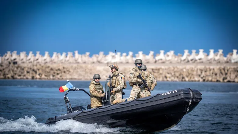 Militari români pe o ambarcațiune în timpul exercițiului naval Sea Shield 2026.