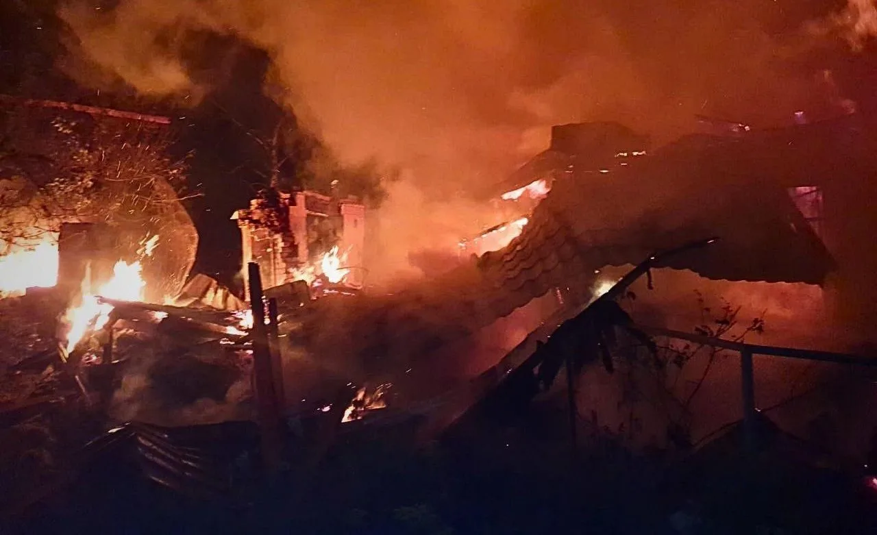 Foc și fum în urma unui atac devastator asupra unei clădiri.