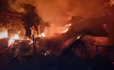 Foc și fum în urma unui atac devastator asupra unei clădiri.