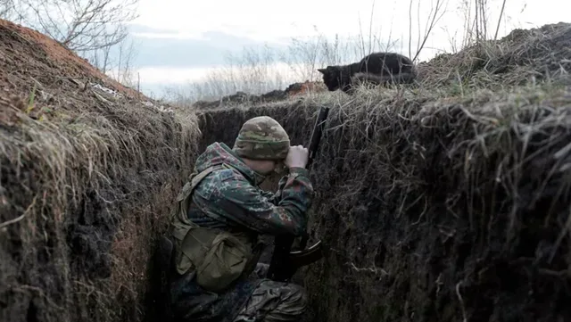 Soldat în tranșee, observând zona din jur.