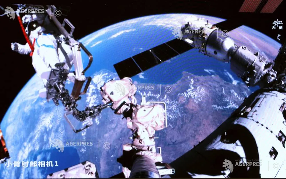 Astronauții chinezi efectuează experimente științifice în spațiu, extinzându-și misiunea.