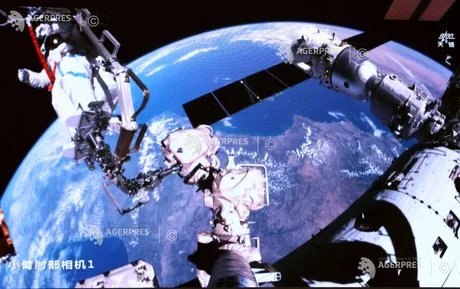 Astronauții chinezi efectuează experimente științifice în spațiu, extinzându-și misiunea.