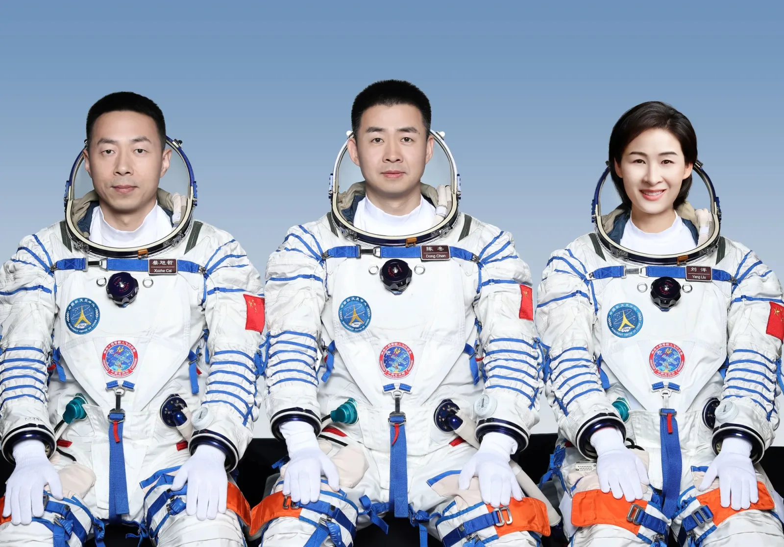 Astronauți chinezi pregătiți pentru misiuni lunare viitoare, îmbrăcați în costume speciale.