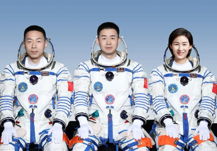 Astronauți chinezi pregătiți pentru misiuni lunare viitoare, îmbrăcați în costume speciale.
