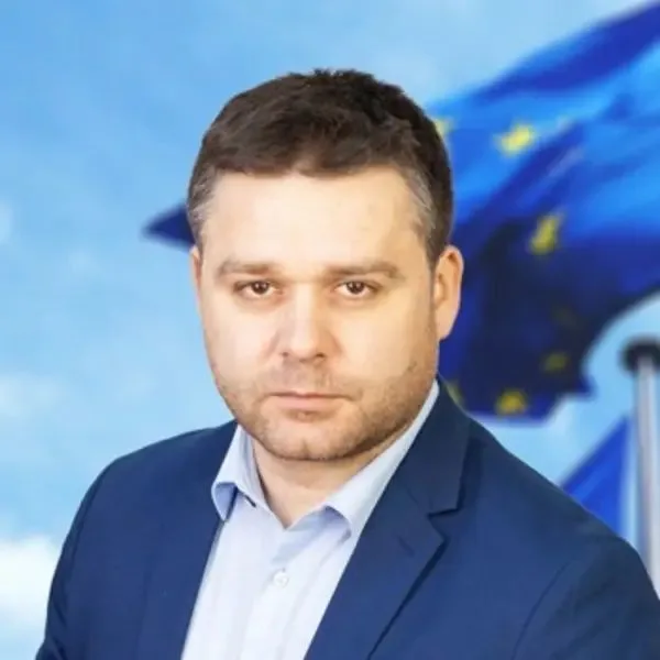 Ciprian Ciucu discută despre crizele politice și interesele financiare din România.