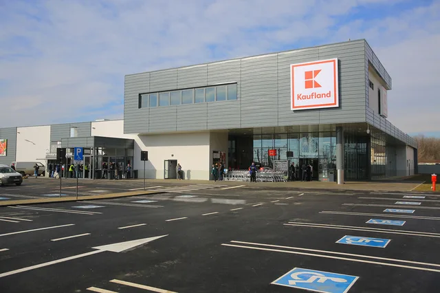 Noua fațadă a magazinului Kaufland cu clienți la intrare.