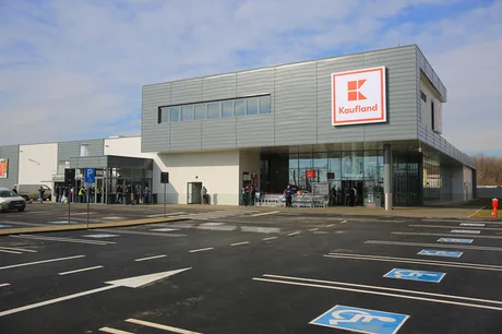 Noua fațadă a magazinului Kaufland cu clienți la intrare.