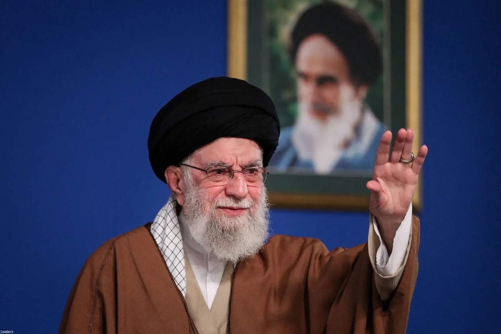 Ali Khamenei salutând, în contextul discuțiilor nucleare cu SUA.