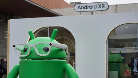 Robot verde cu ochelari albi, reprezentând tehnologia Android la un eveniment.