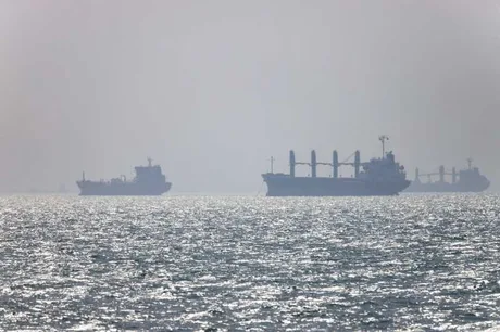 Nave comerciale navigând pe o apă strălucitoare în Golful Persic.