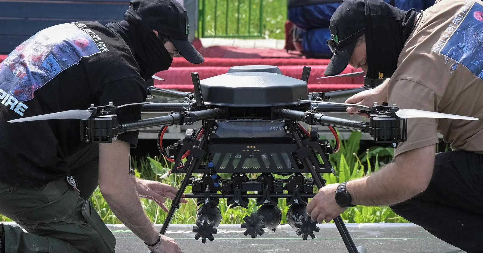 Piloți militari pregătesc drone pentru competiția Wild Drones în Ucraina.