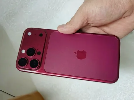 Machetă iPhone 18 Pro în nuanța Dark Cherry, evidențiată în detaliu.
