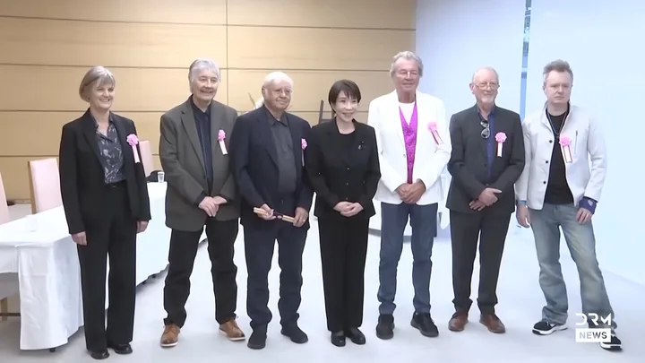 Sanae Takaichi alături de trupa Deep Purple la o întâlnire culturală la Tokyo.