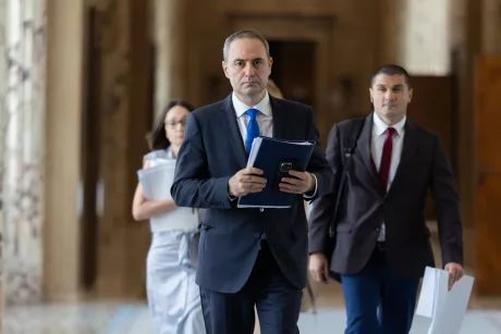 Alexandru Nazare discutând despre planul de redresare economică.