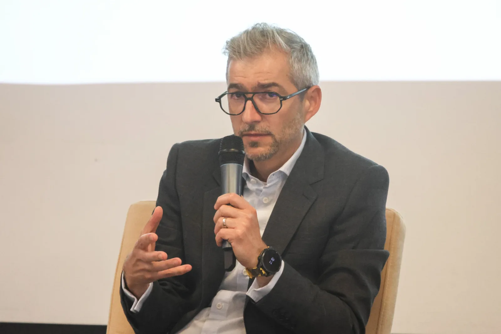 Tiberiu Moisă discutând despre finanțarea agriculturii românești la o conferință.