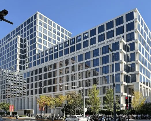 Clădiri moderne în Beijing, simbol al dezvoltării economice.