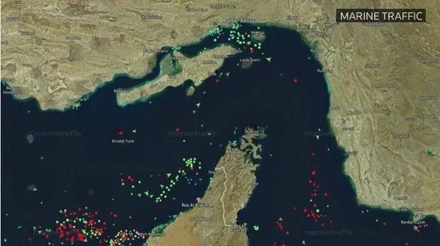 Nave comerciale navigând prin Strâmtoarea Ormuz în ciuda blocadei impuse de SUA.