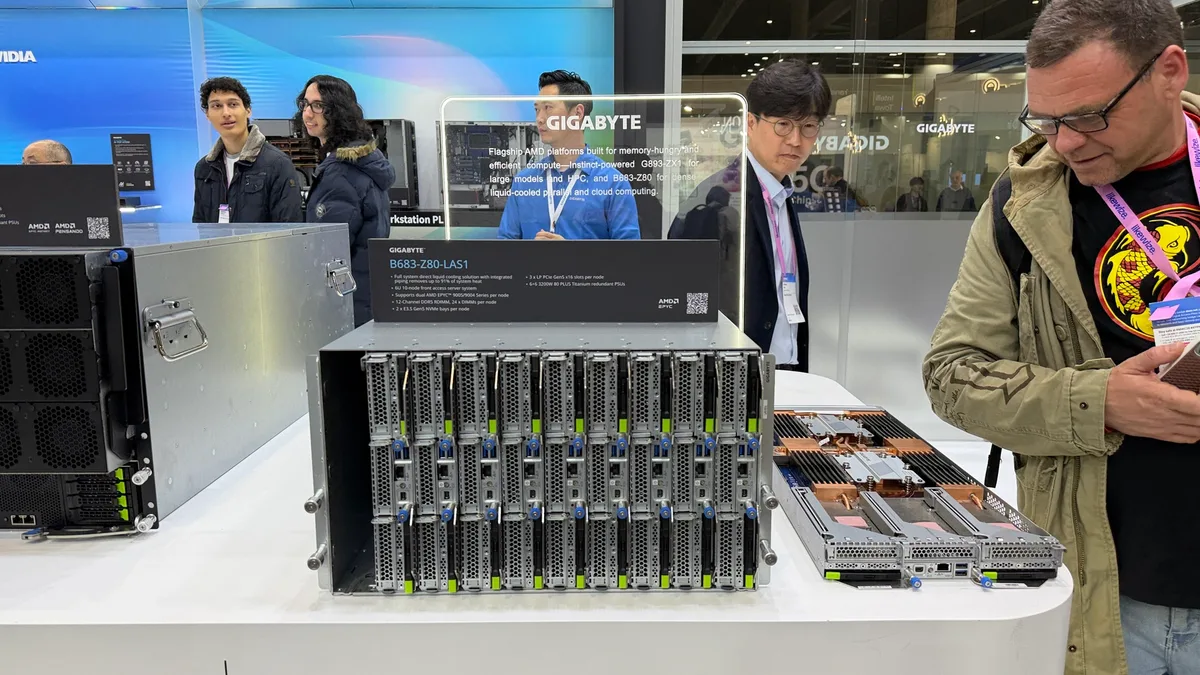 Standul Gigabyte cu servere AI la MWC 2026, echipamente inovatoare.