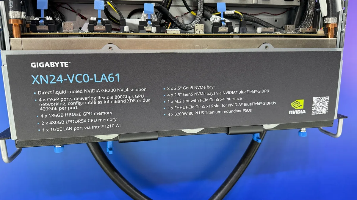 Detaliu despre serverul XN24-VC0-LA61 cu răcire lichidă la MWC 2026