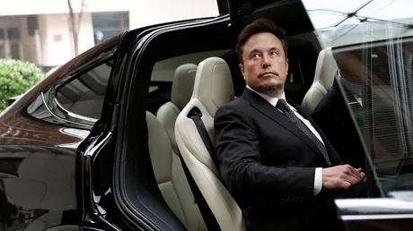 Elon Musk, liderul miliardarilor, cu o avere impresionantă.