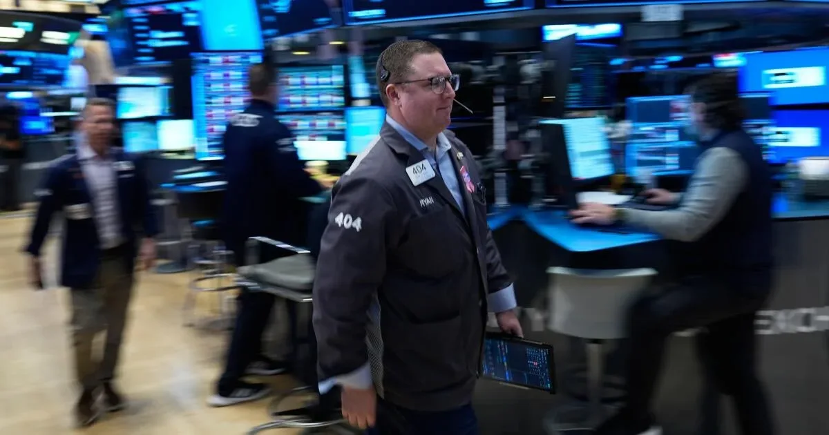 Traderi pe piața de valori, în timpul fluctuațiilor prețului petrolului.