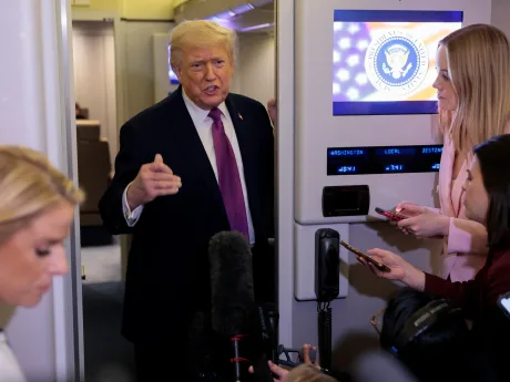 Donald Trump discutând despre negocierile SUA-Iran într-un avion.