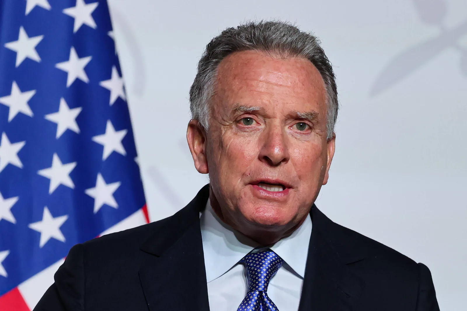 Emisarul SUA discutând despre pacea în Ucraina în cadrul negocierilor internaționale.