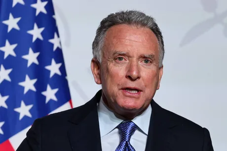 Emisarul SUA discutând despre pacea în Ucraina în cadrul negocierilor internaționale.