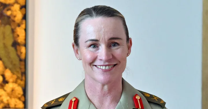 Susan Coyle, prima femeie șefă a armatei australiene, zâmbind în uniformă.