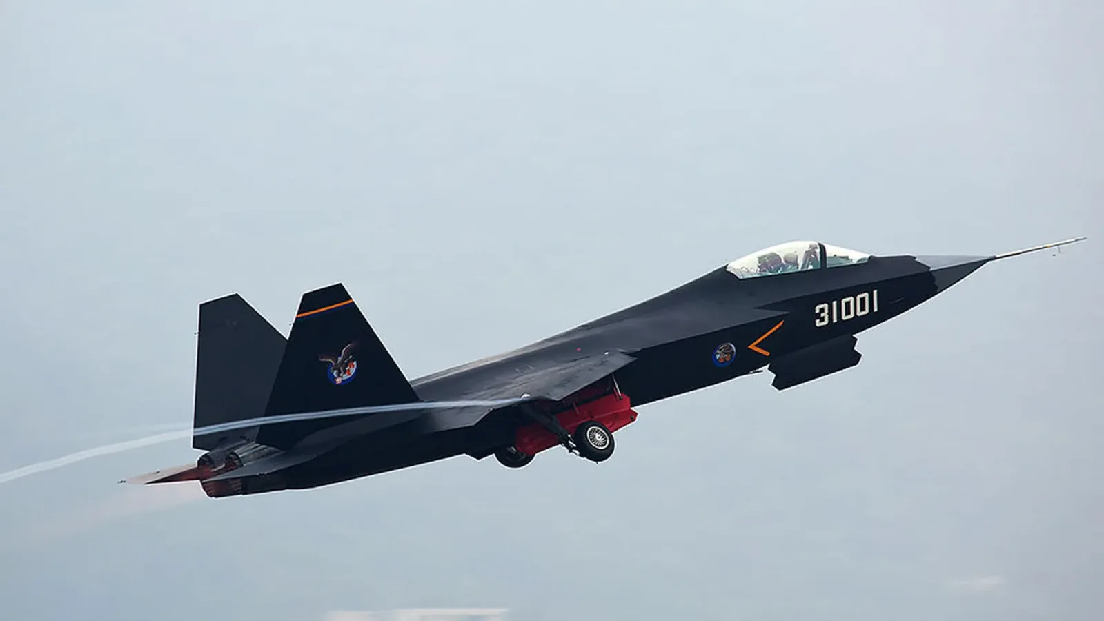 Avionul de luptă J-35 în zbor, simbol al avansării tehnologice chineze.