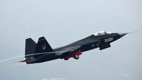 Avionul de luptă J-35 în zbor, simbol al avansării tehnologice chineze.