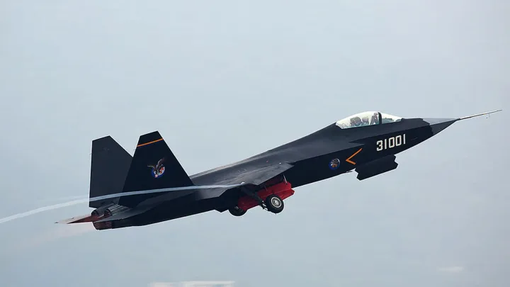 Avionul de luptă J-35 în zbor, simbol al avansării tehnologice chineze.