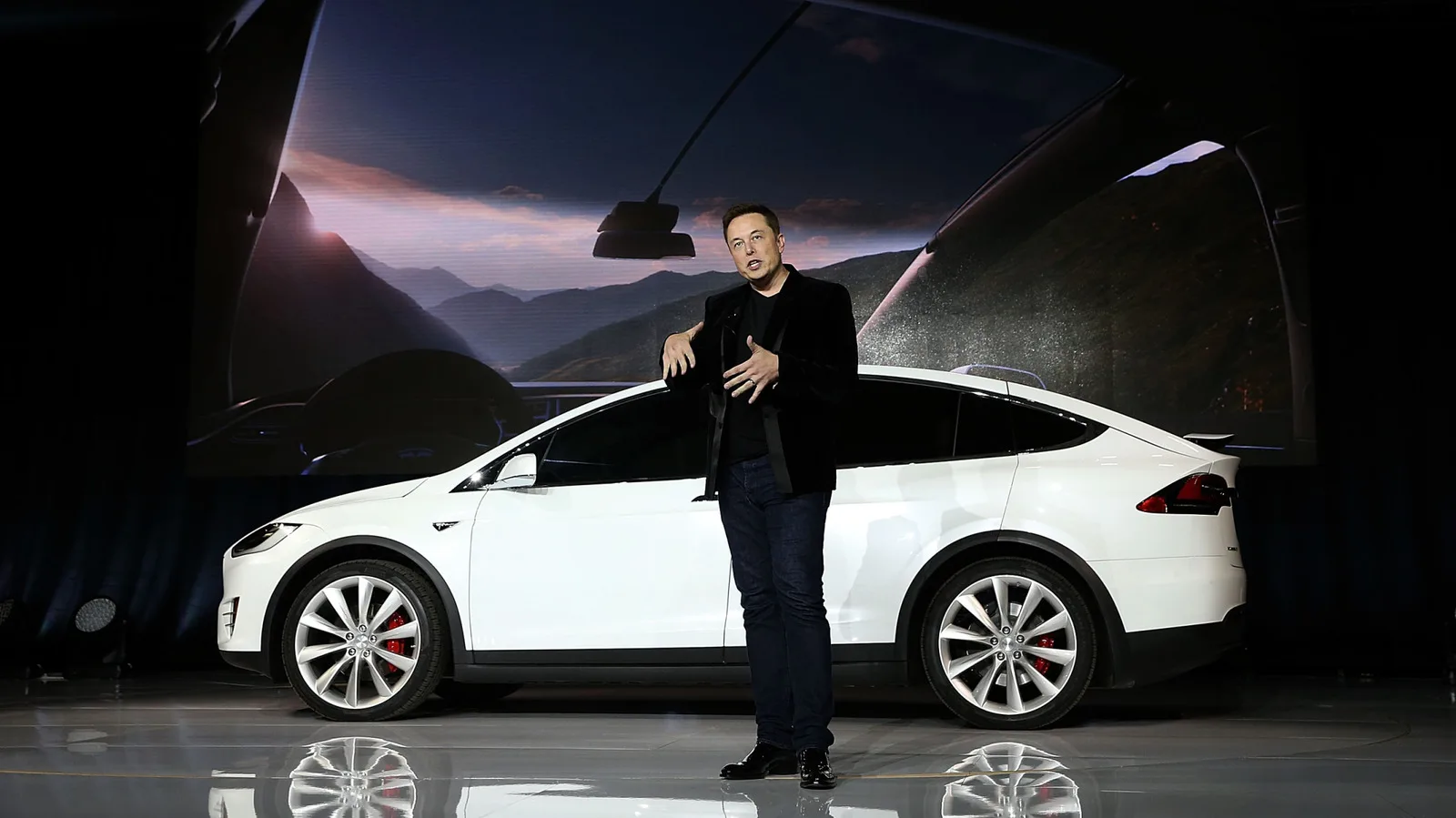 Elon Musk discută despre cipul AI5 pentru Tesla, promițând îmbunătățiri semnificative.