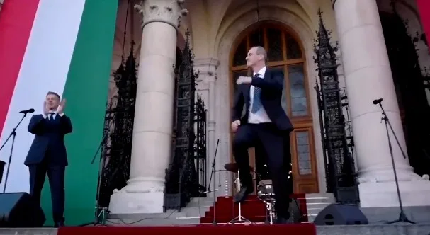 Zsolt Hegedus dansează pe treptele Parlamentului, celebrând noua sa funcție.