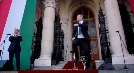 Zsolt Hegedus dansează pe treptele Parlamentului, celebrând noua sa funcție.