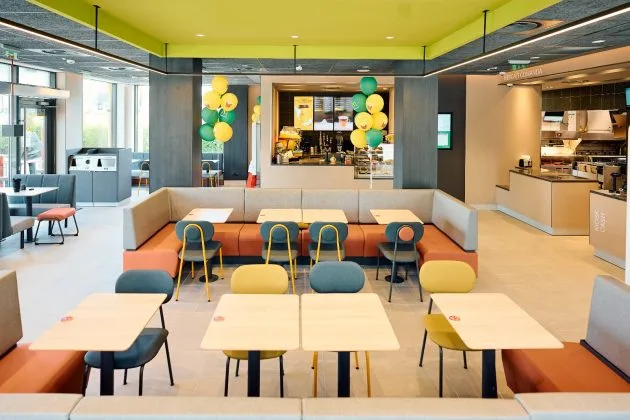 Interior modernizat al restaurantului McDonald's din Brașov, cu un design contemporan.