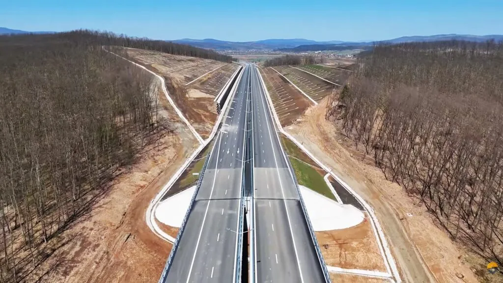 Tronsonul Autostrăzii Transilvania aproape finalizat, cu lucrări de detaliu în desfășurare.