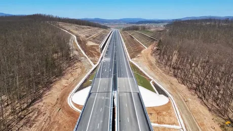 Tronsonul Autostrăzii Transilvania aproape finalizat, cu lucrări de detaliu în desfășurare.