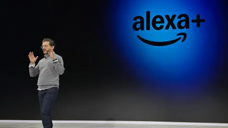 Daniel Rausch prezentând noua versiune Alexa+ la un eveniment Amazon.