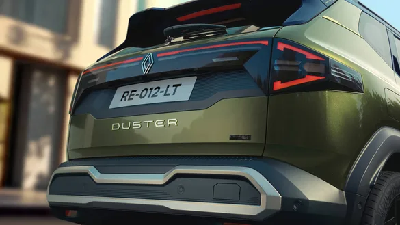 Spatele noului Duster cu faruri și stopuri redesenate.