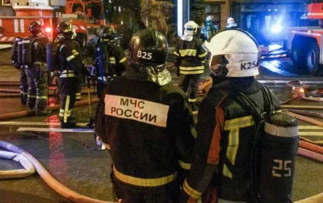 Pompierii intervin pentru a controla incendiile cauzate de atacurile cu drone.