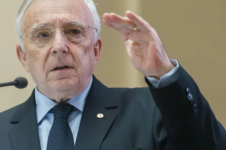 Mugur Isărescu discutând despre provocările economice ale României.