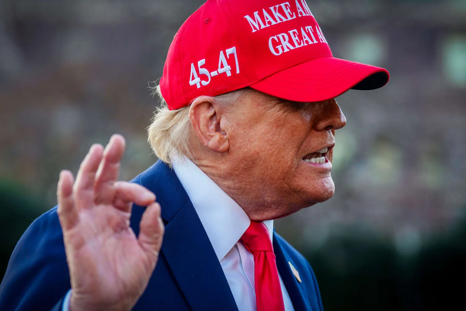 Donald Trump discutând despre criza cu Iranul și posibile soluții.