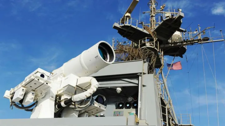 Sistem laser montat pe un distrugător al Marinei SUA, pregătit pentru apărare.
