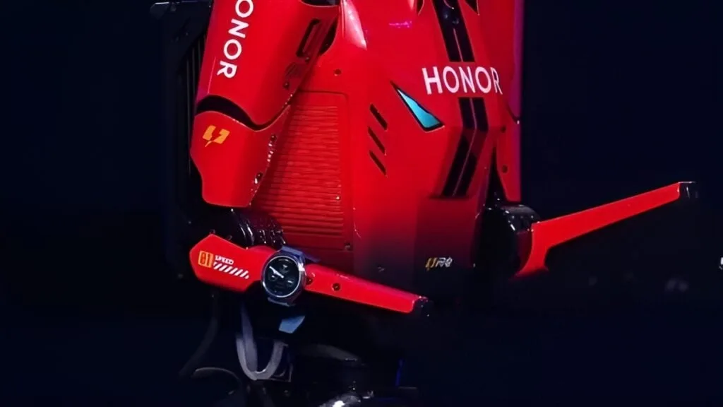 Robotul Lightning al Honor, pregătit pentru testarea smartwatch-ului Watch 6 Plus.