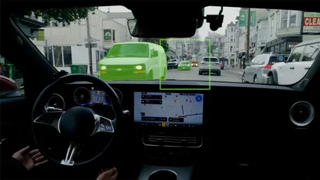 Interfața unui vehicul autonom cu detalii despre mediu și navigație.