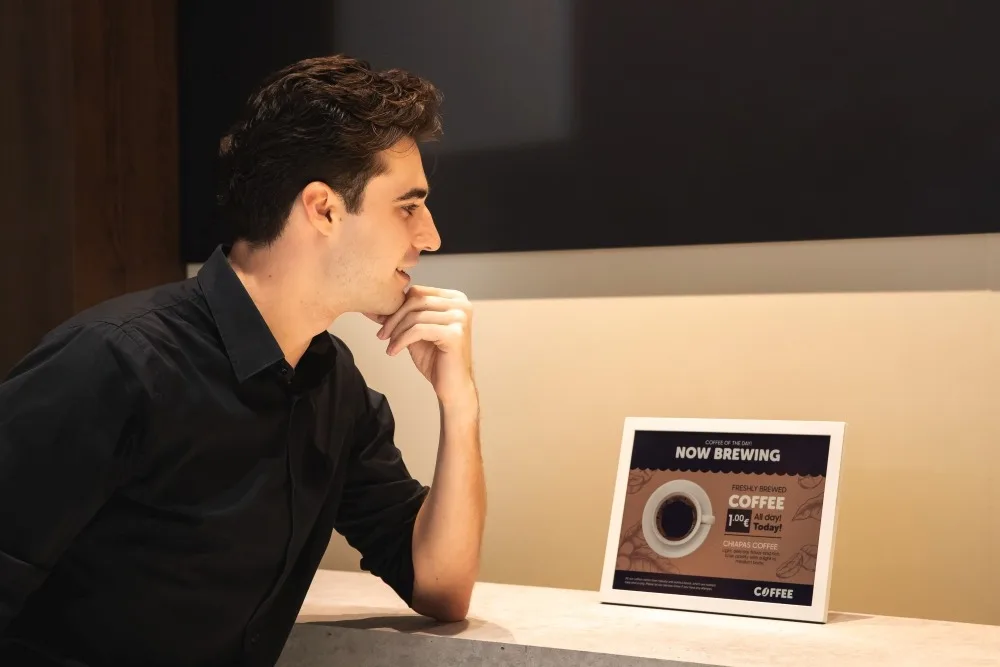 Ecranul E-Paper de 13 inch, inovator și sustenabil, utilizat în locații comerciale.