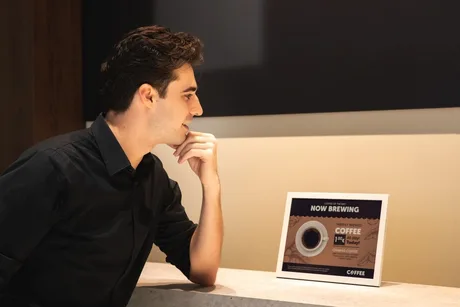 Ecranul E-Paper de 13 inch, inovator și sustenabil, utilizat în locații comerciale.