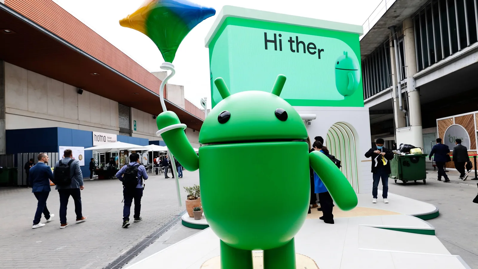 Robotul Android salută vizitatorii la un eveniment tehnologic.