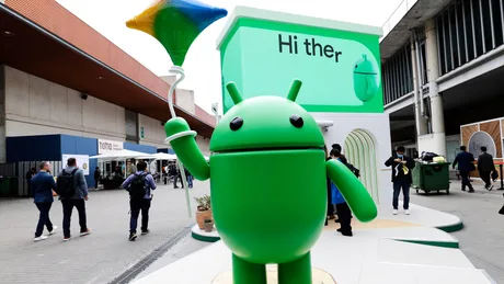 Robotul Android salută vizitatorii la un eveniment tehnologic.